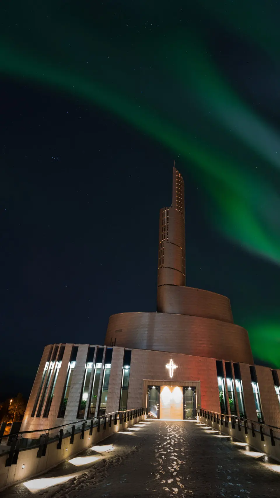 A Catedral da Aurora Boreal à noite, com a aurora no céu.
