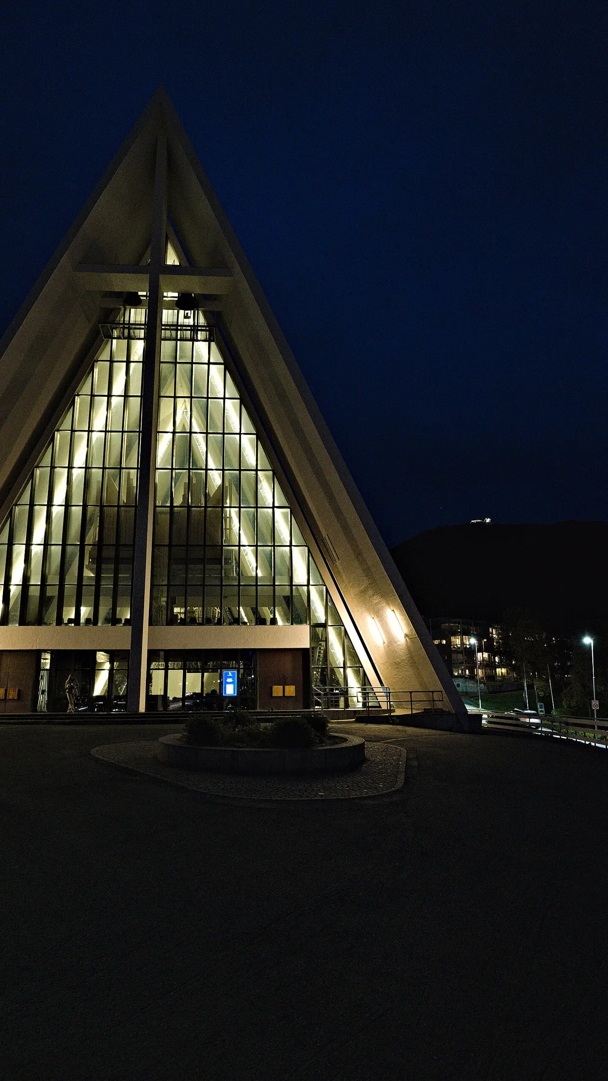 A Catedral do Ártico iluminada à noite.