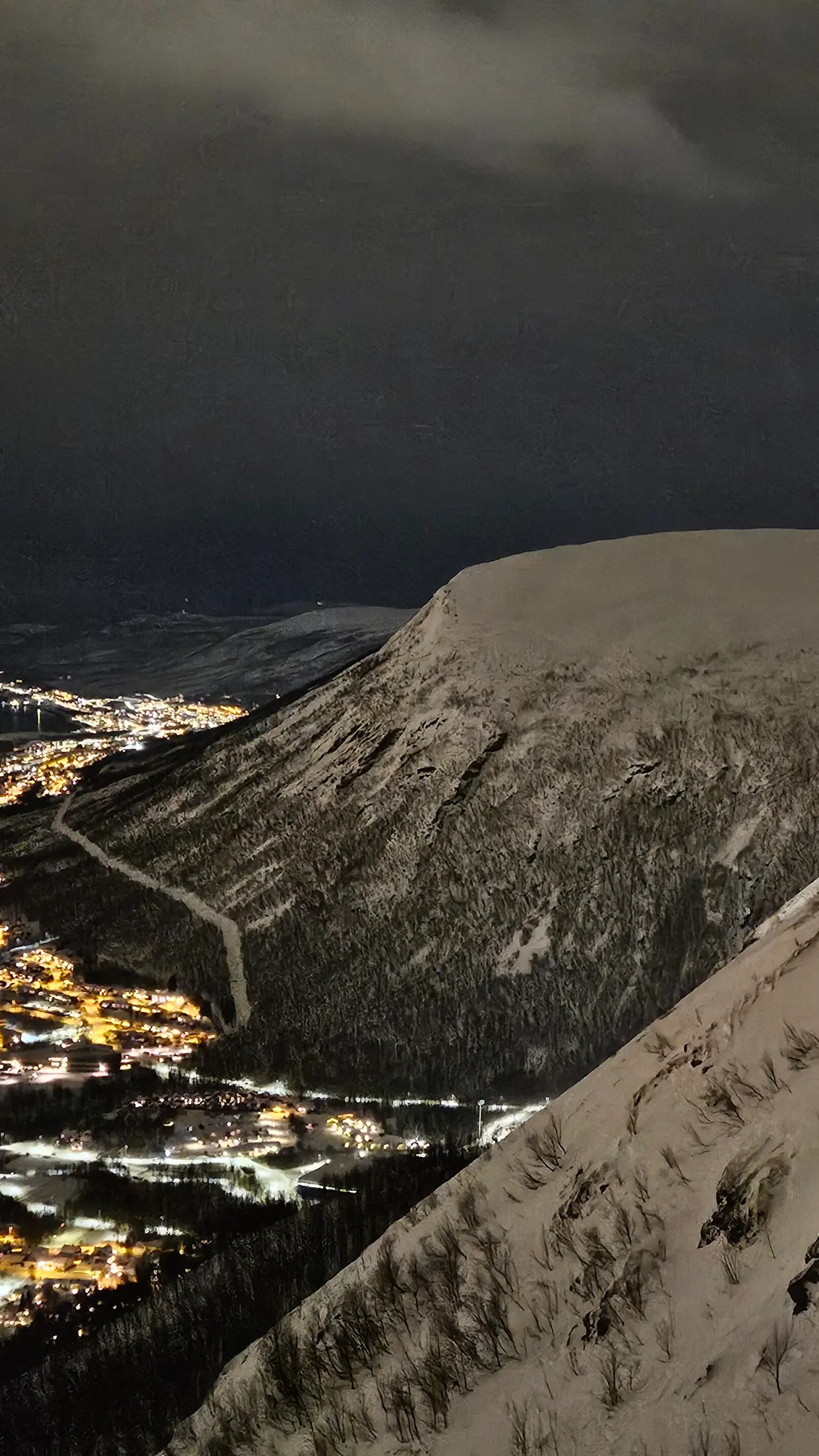 Do alto do Fjellheisen, a cidade acesa lá embaixo, em janeiro.