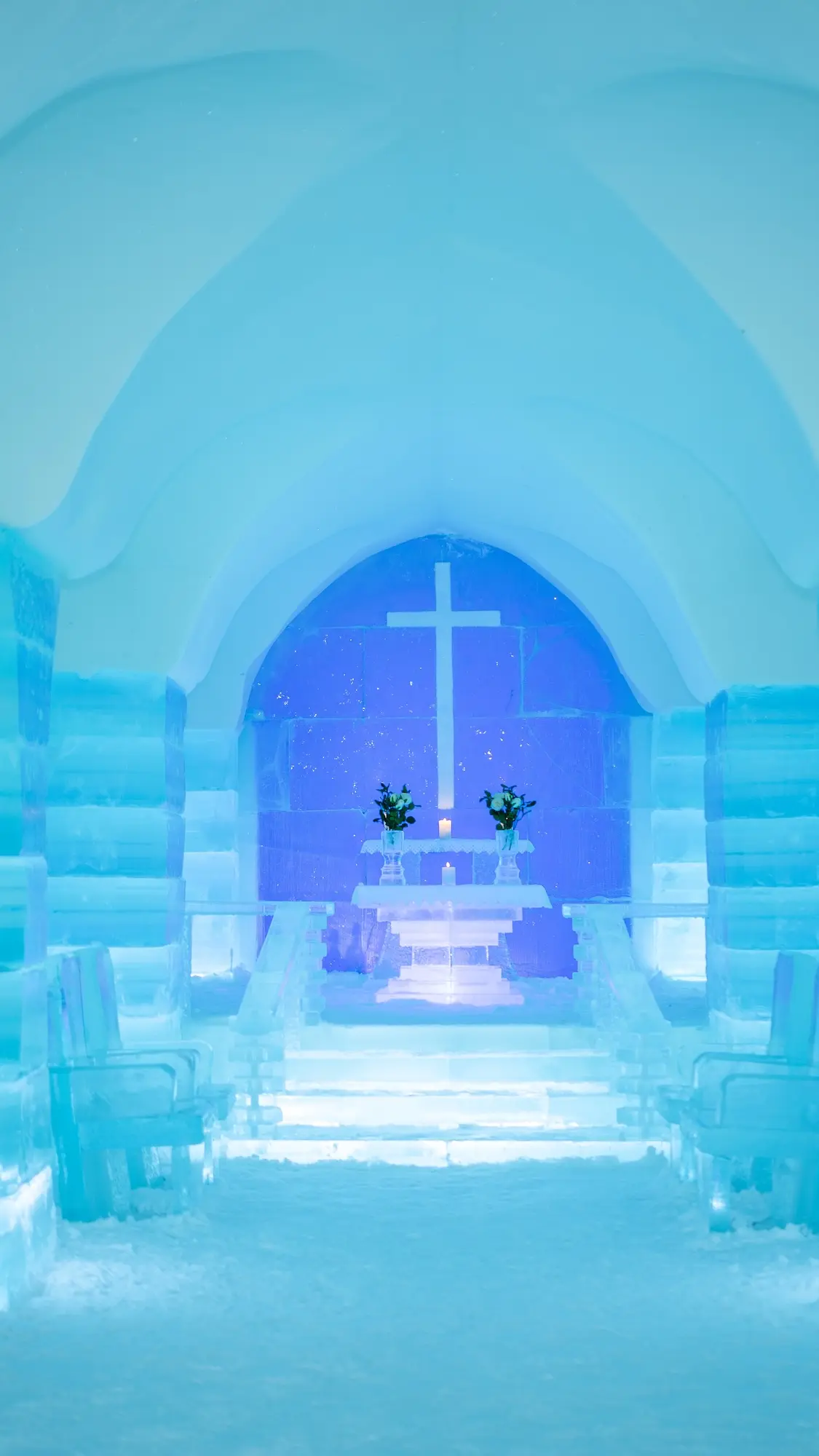 A capela de gelo, em azul.