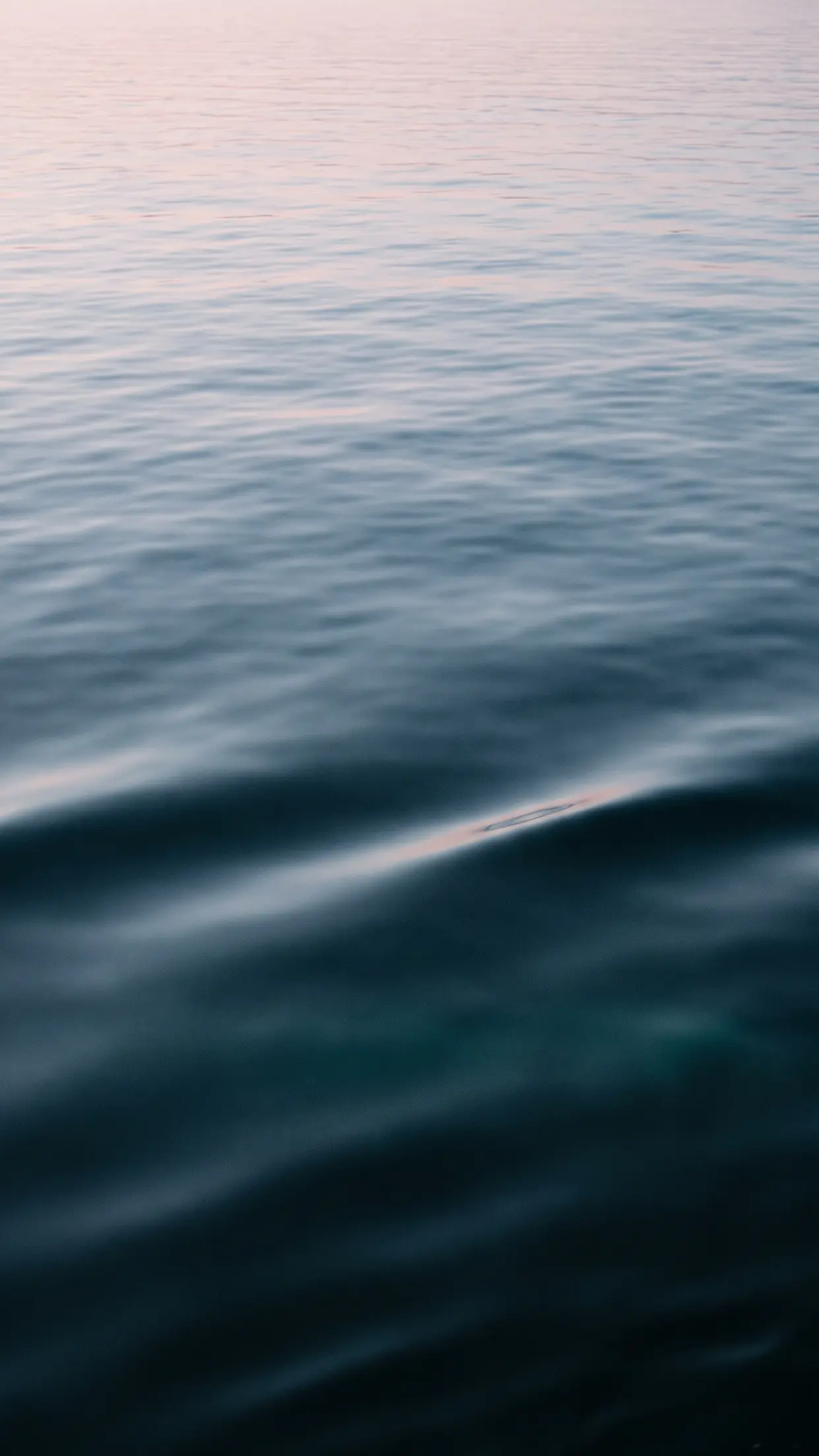 Superfície do mar escuro na hora azul.