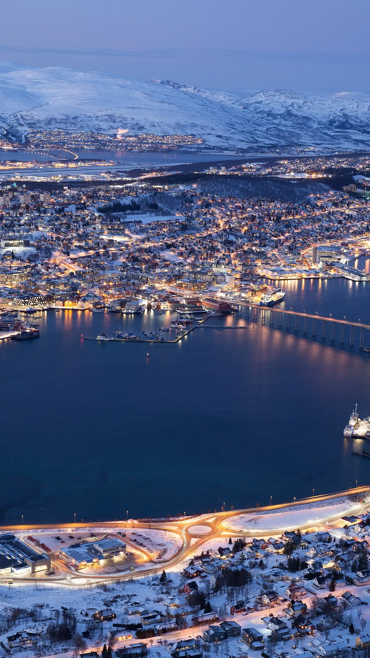 Tromsø acesa sobre a água, vista do alto na hora azul.