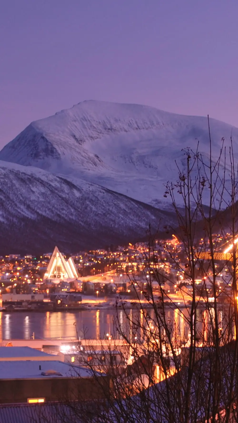 Tromsø numa tarde da noite polar, em tons de violeta.